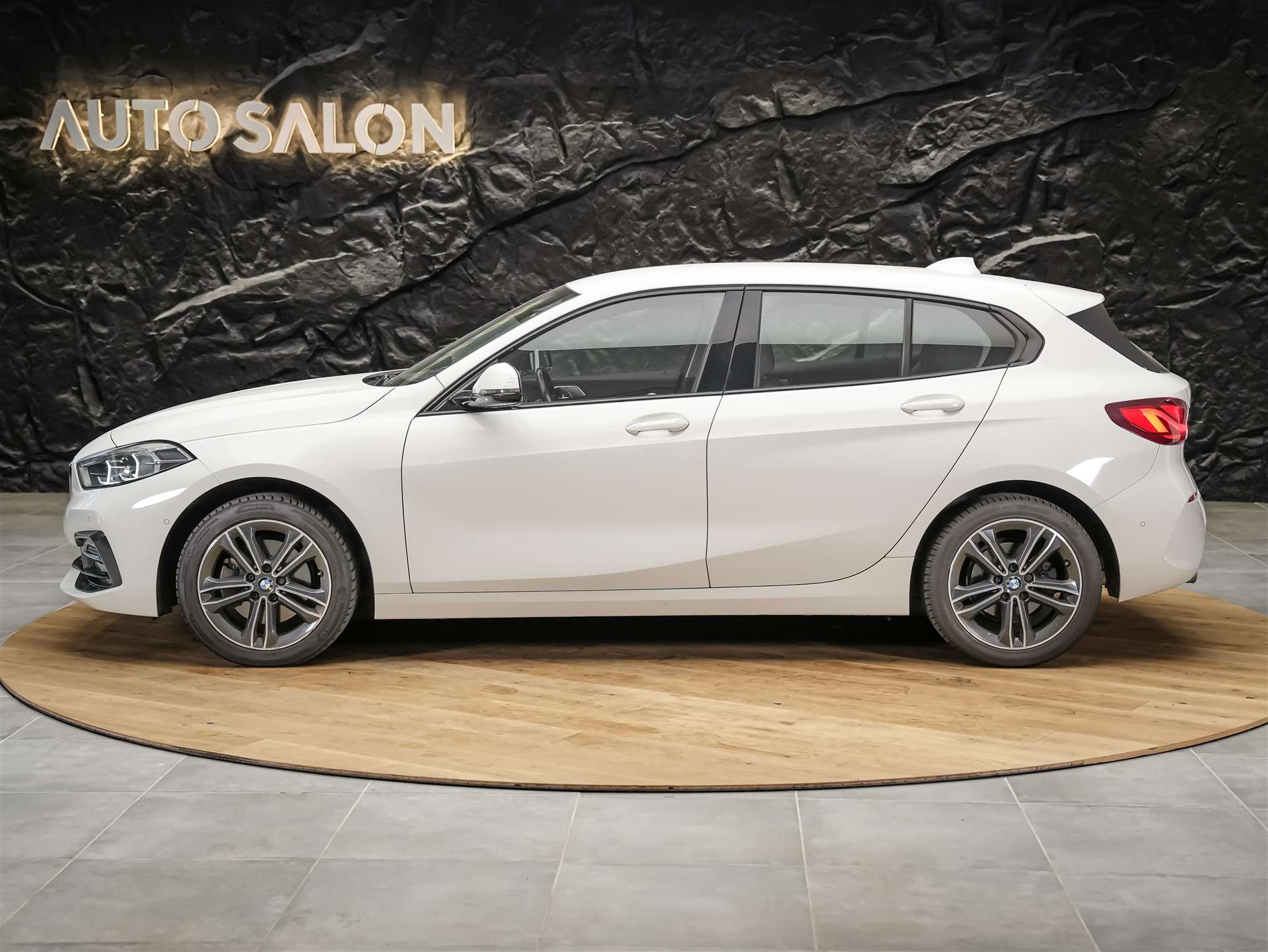 BMW 118i Sport Line Steptronic *Abstandsregler*Harman/Kardon*Sitzheizung*-image-1