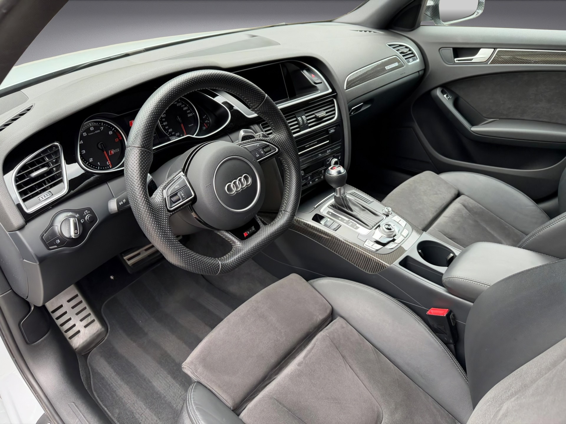 AUDI RS4 Avant 4.2 FSI V8 quattro S-tronic-image-8