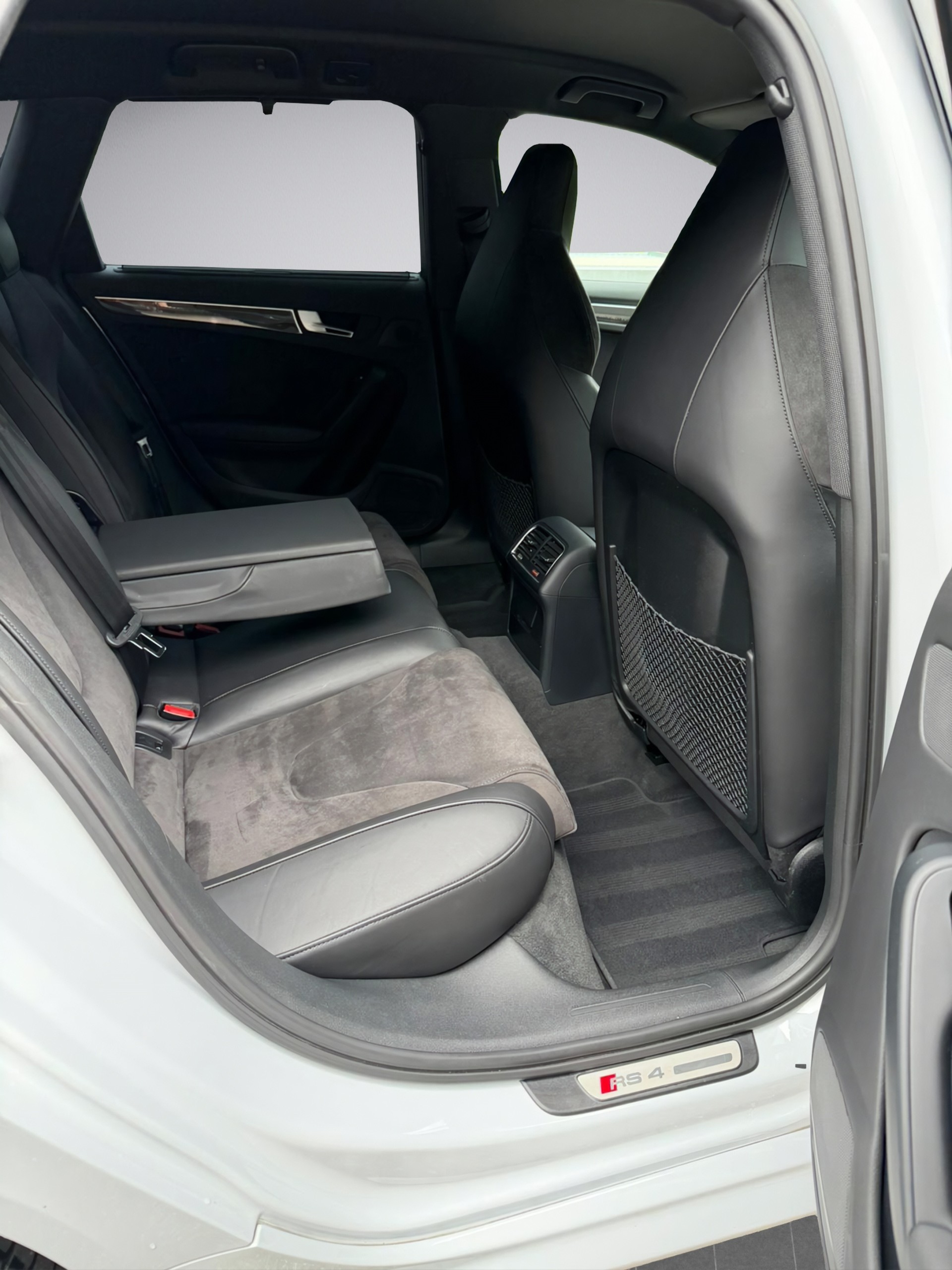 AUDI RS4 Avant 4.2 FSI V8 quattro S-tronic-image-11