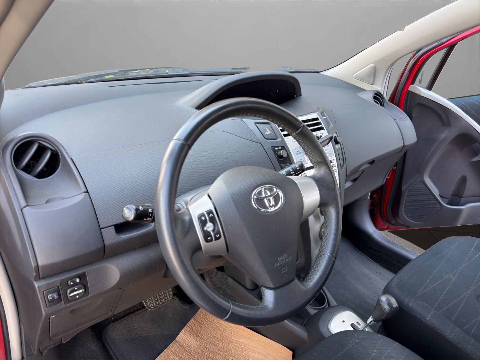 TOYOTA Yaris 1.3 City-image-9