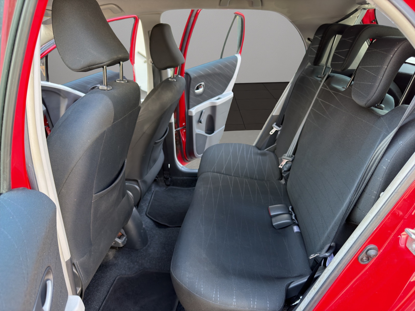 TOYOTA Yaris 1.3 City-image-12