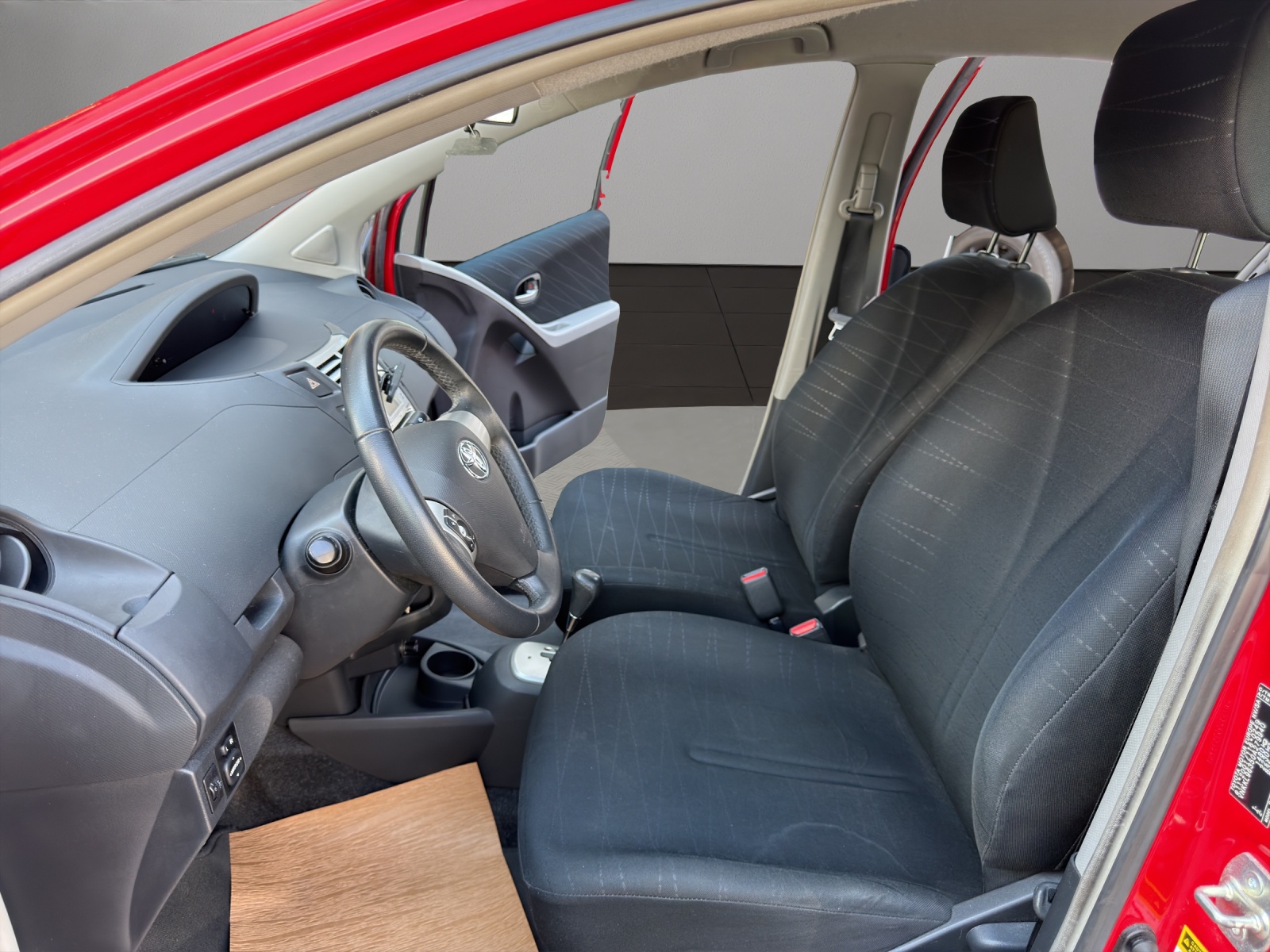 TOYOTA Yaris 1.3 City-image-8