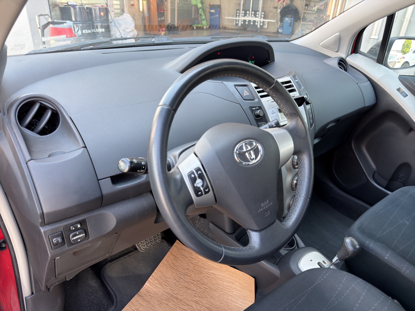 TOYOTA Yaris 1.3 City-image-21