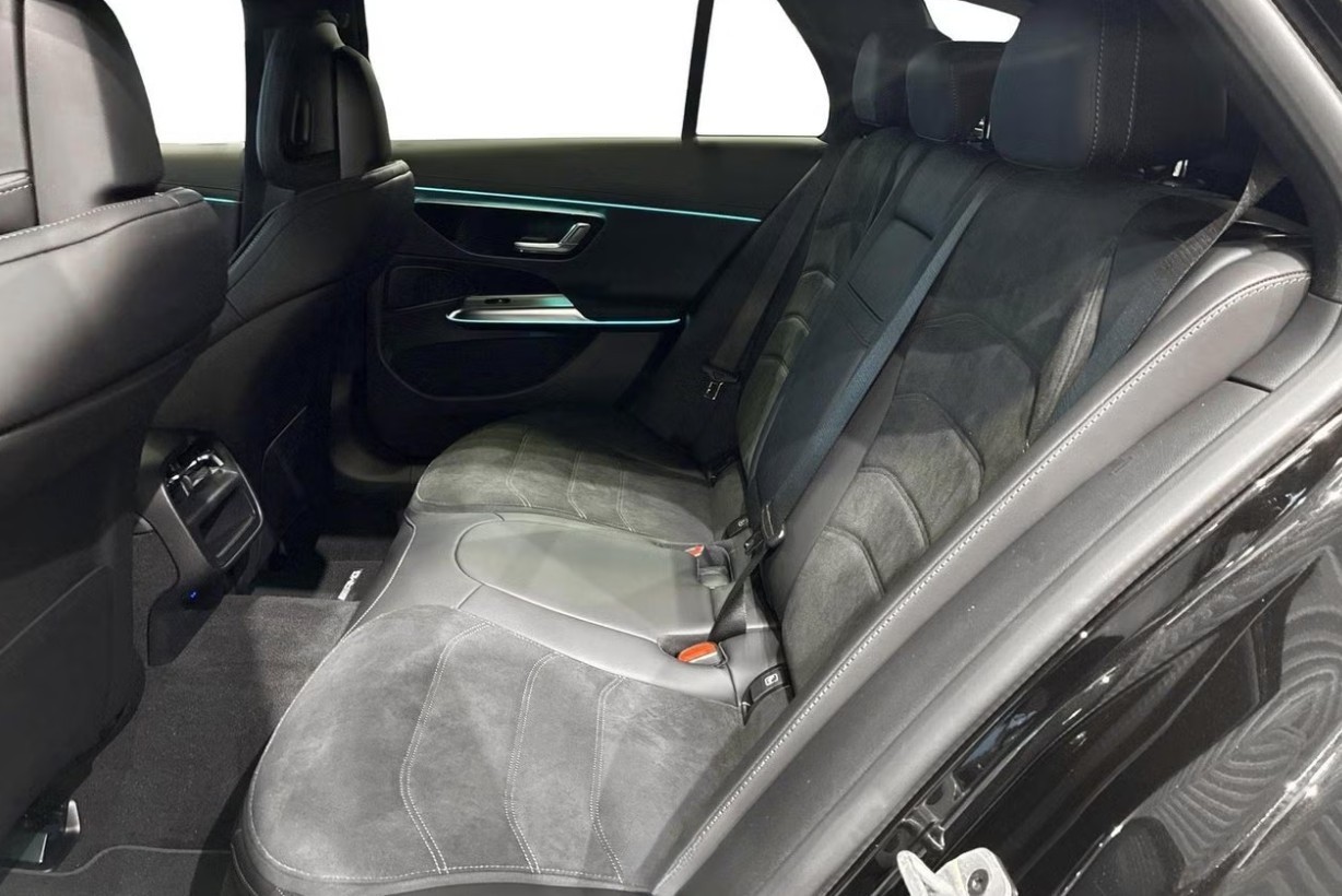 MERCEDES-BENZ E 300 e 4Matic EQ Hybrid 9G-Tronic-image-10