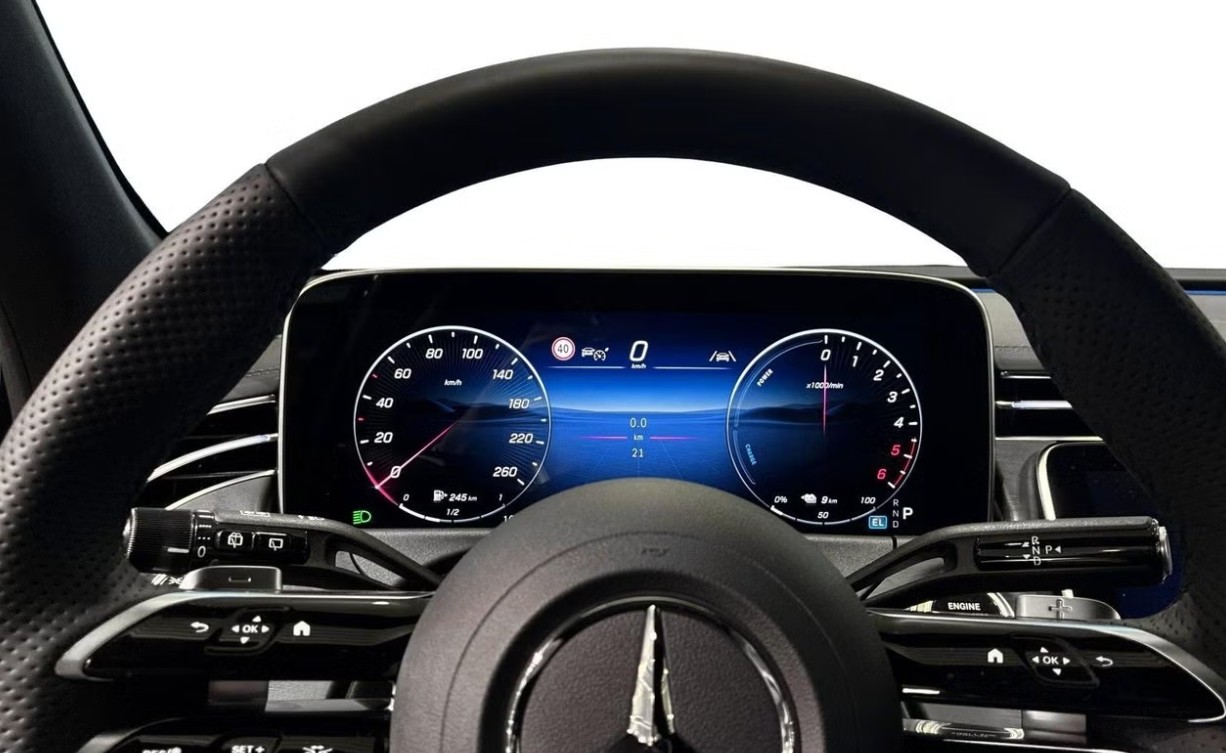 MERCEDES-BENZ E 300 e 4Matic EQ Hybrid 9G-Tronic-image-5