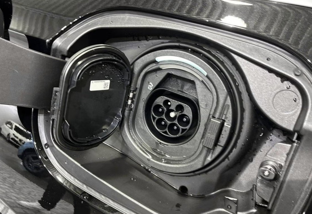 MERCEDES-BENZ E 300 e 4Matic EQ Hybrid 9G-Tronic-image-12