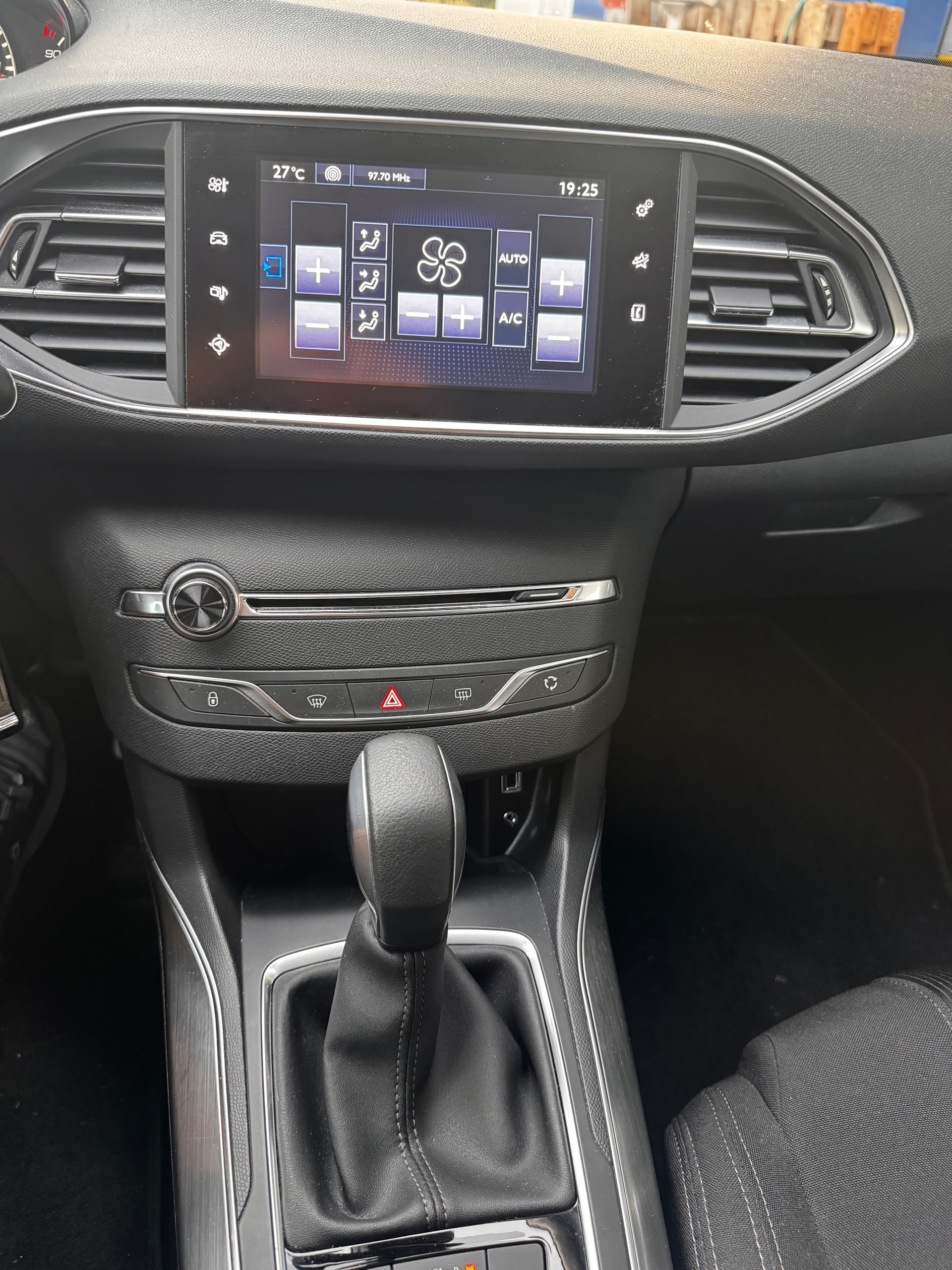 PEUGEOT 308 SW 1.2 THP Allure Automatic-image-4
