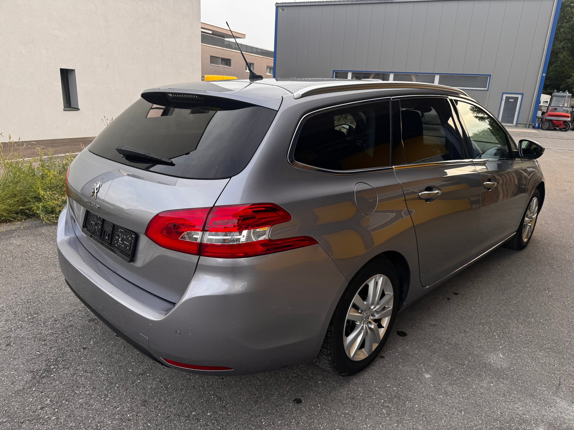 PEUGEOT 308 SW 1.2 THP Allure Automatic-image-8