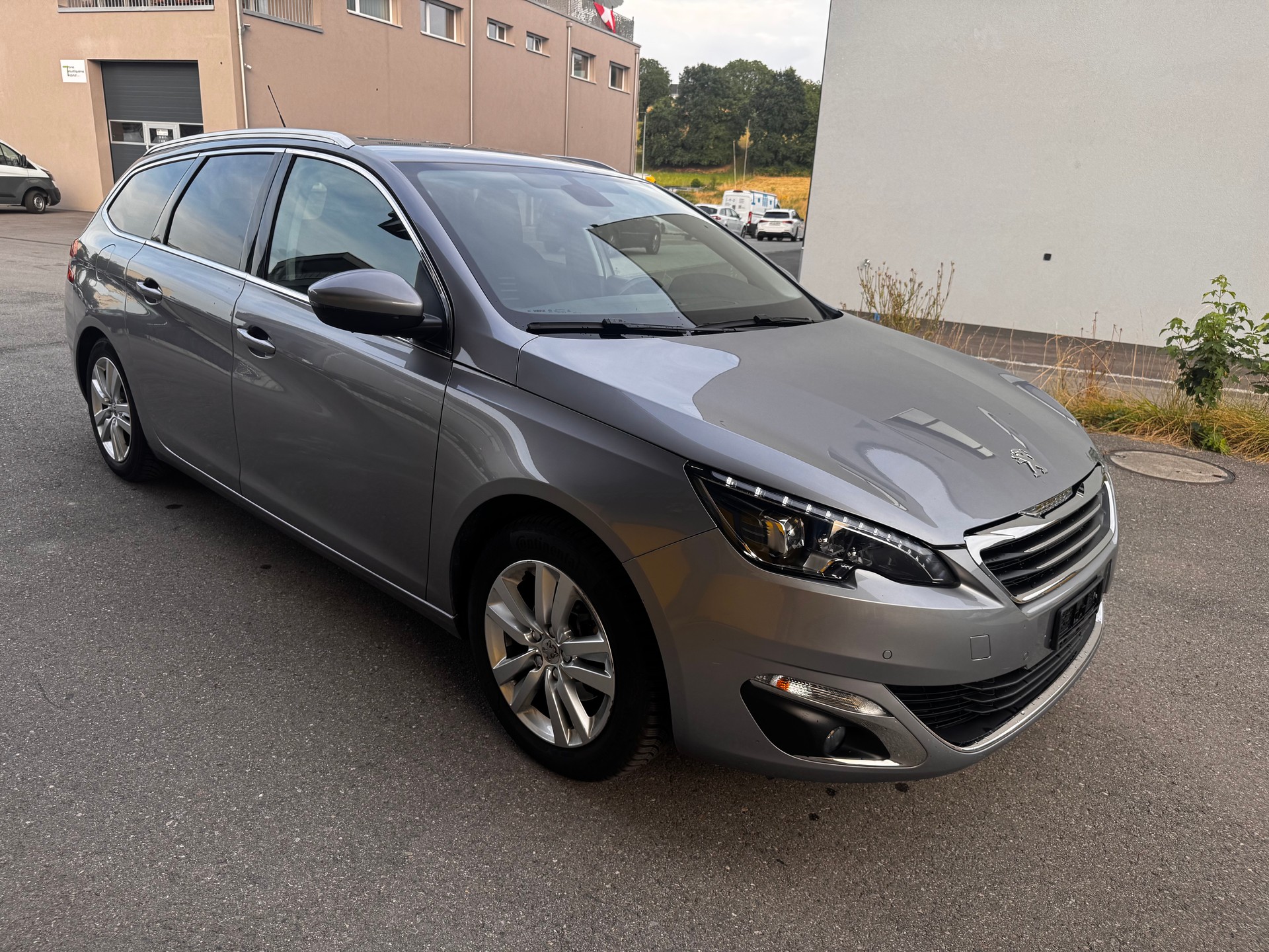 PEUGEOT 308 SW 1.2 THP Allure Automatic-image-2