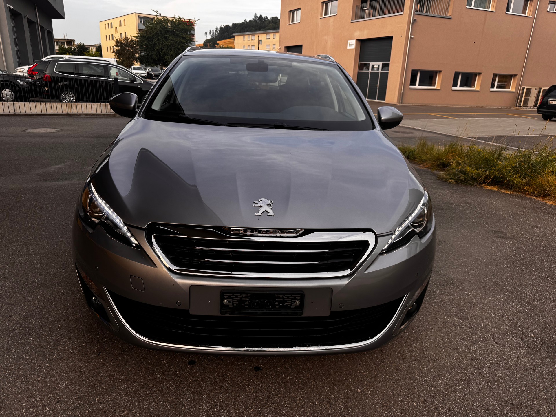 PEUGEOT 308 SW 1.2 THP Allure Automatic-image-1