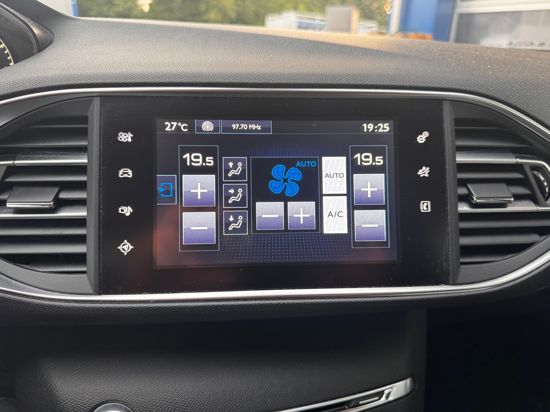 PEUGEOT 308 SW 1.2 THP Allure Automatic-image-7