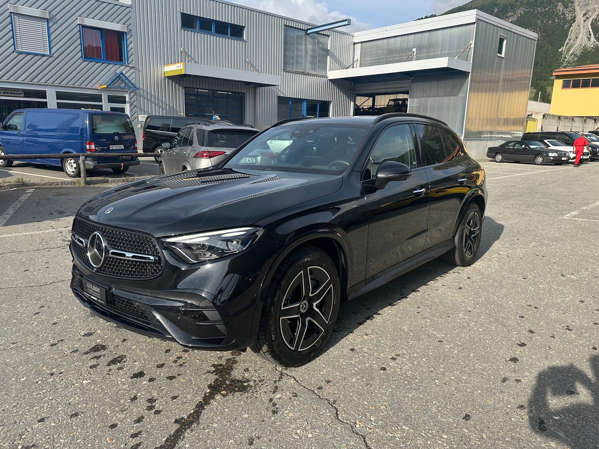 MERCEDES-BENZ GLC 200 AMG Line 4matic-image-4