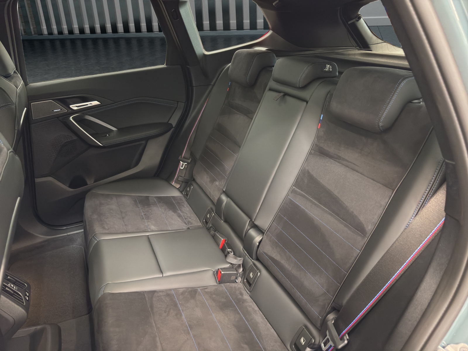 BMW iX1 30 xDrive-image-16