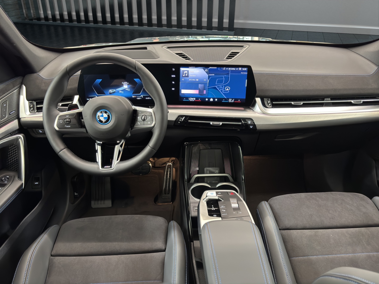 BMW iX1 30 xDrive-image-9
