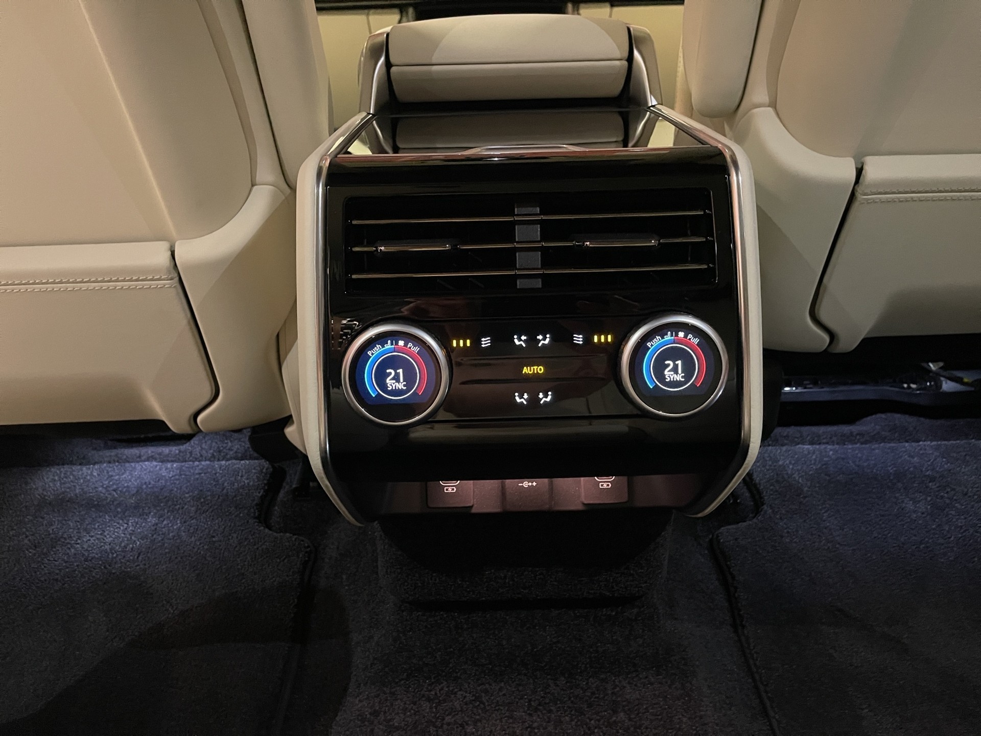 LAND ROVER Range Rover 4.4 V8 Autobiography Long Wheel Base (LWB)-image-11