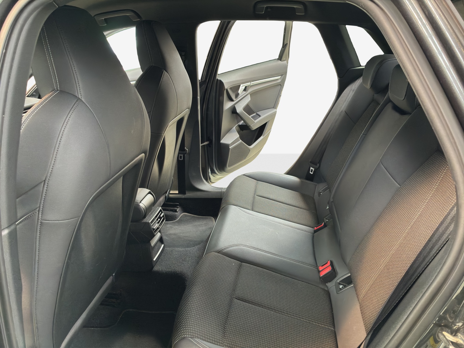 AUDI A3 Sportback 35 TFSI S line Attraction S-tronic-image-11