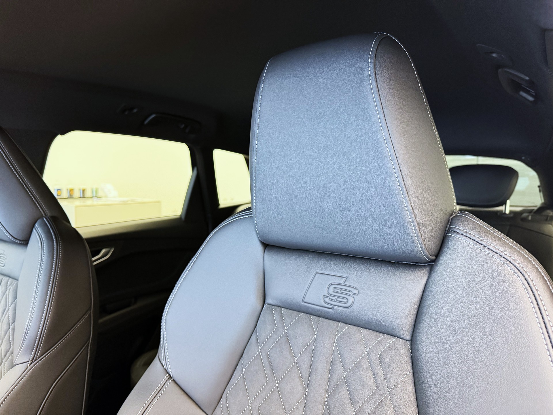 AUDI Q4 e-tron SUV quattro performance Swiss Ski-image-6
