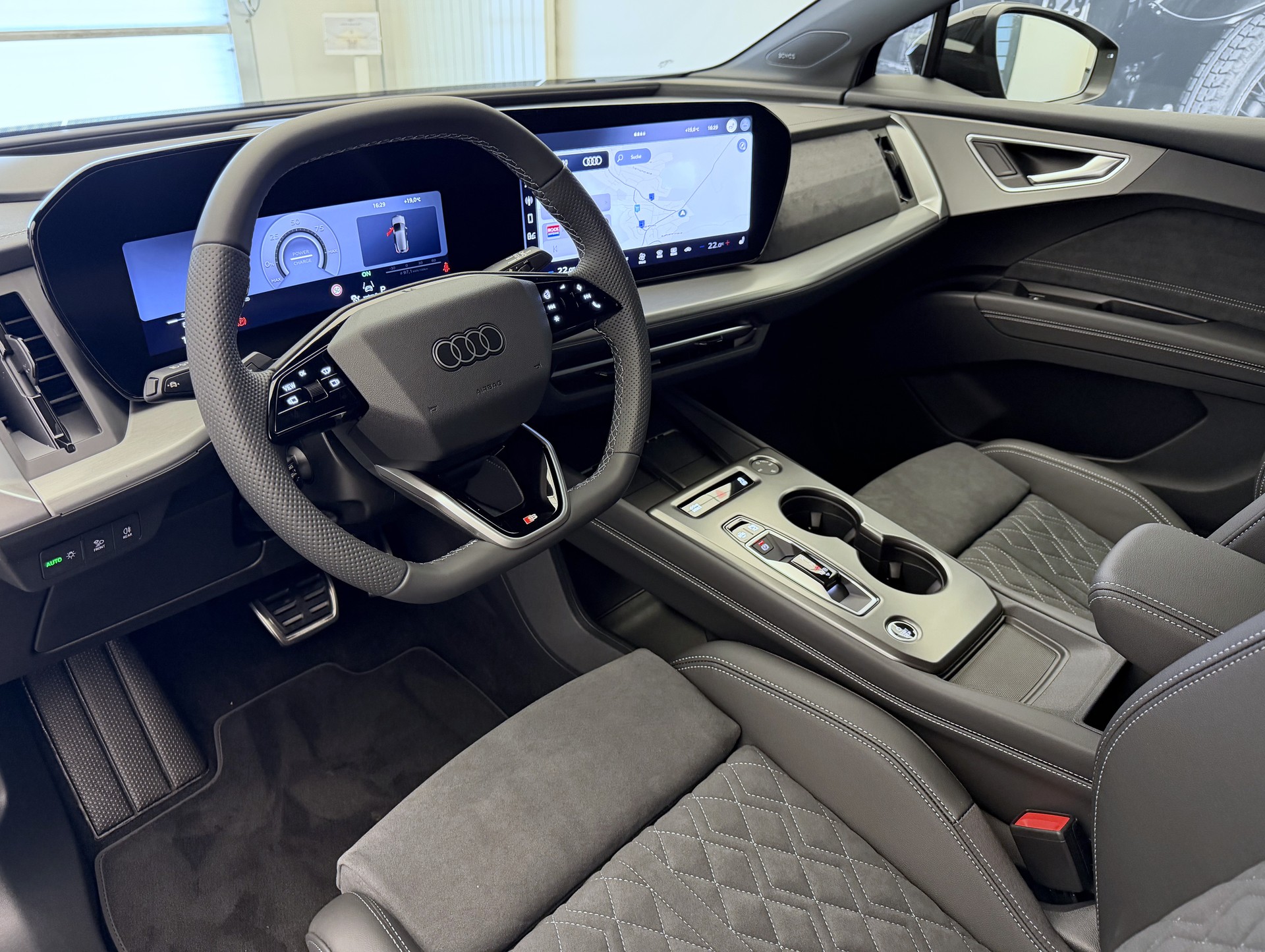 AUDI Q4 e-tron SUV quattro performance Swiss Ski-image-7