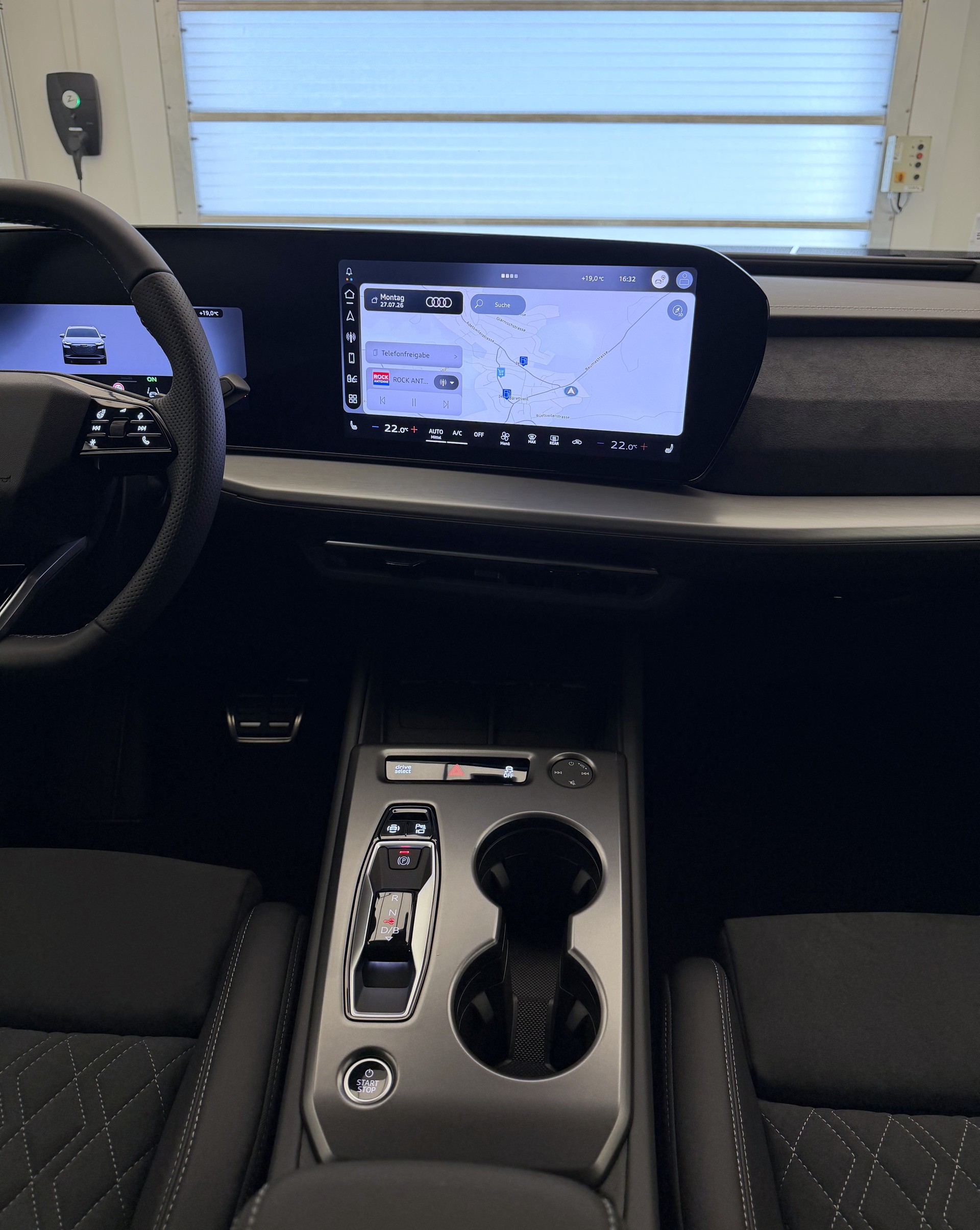 AUDI Q4 e-tron SUV quattro performance Swiss Ski-image-11