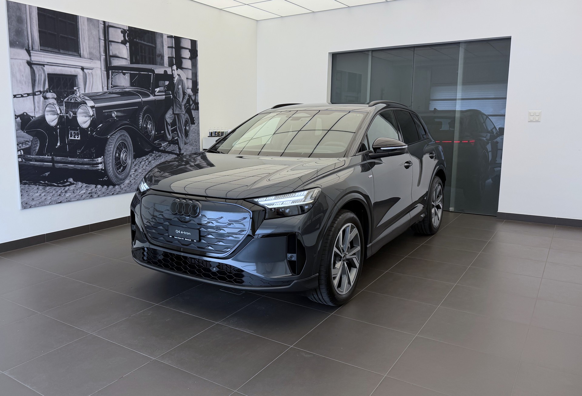 AUDI Q4 e-tron SUV quattro performance Swiss Ski-image-0