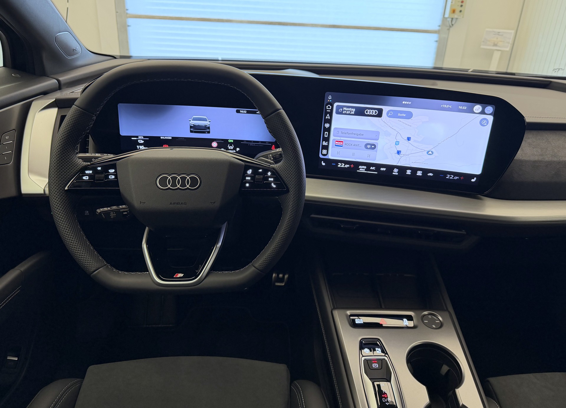 AUDI Q4 e-tron SUV quattro performance Swiss Ski-image-8