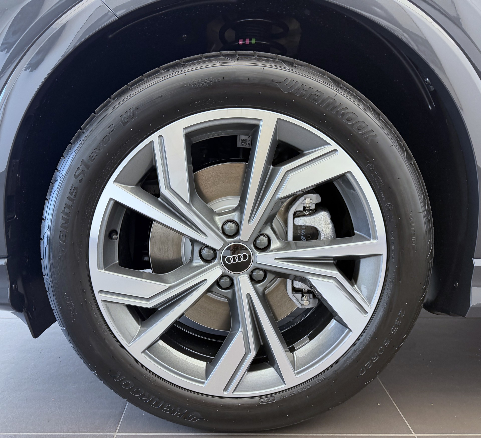 AUDI Q4 e-tron SUV quattro performance Swiss Ski-image-2