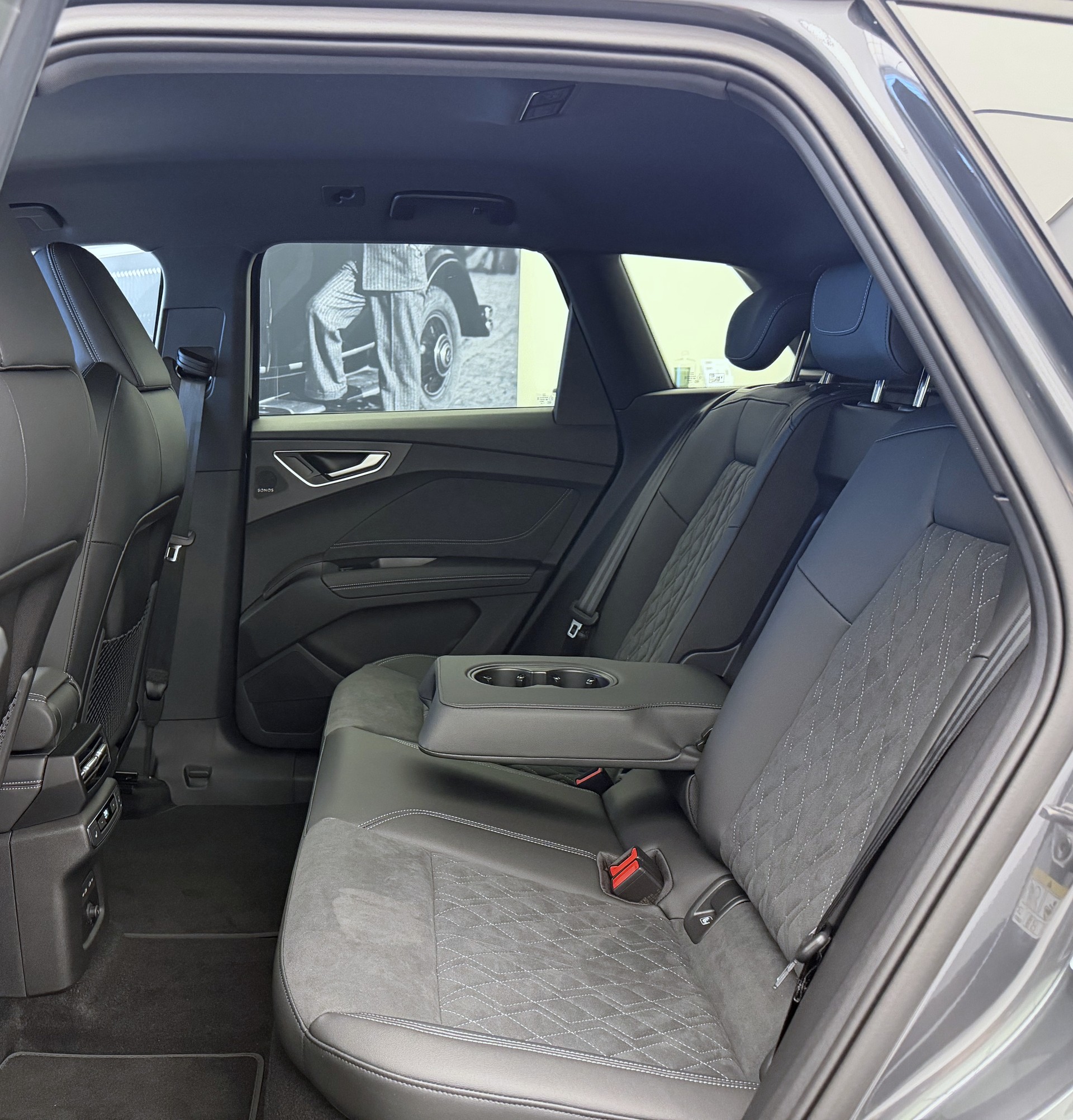 AUDI Q4 e-tron SUV quattro performance Swiss Ski-image-20