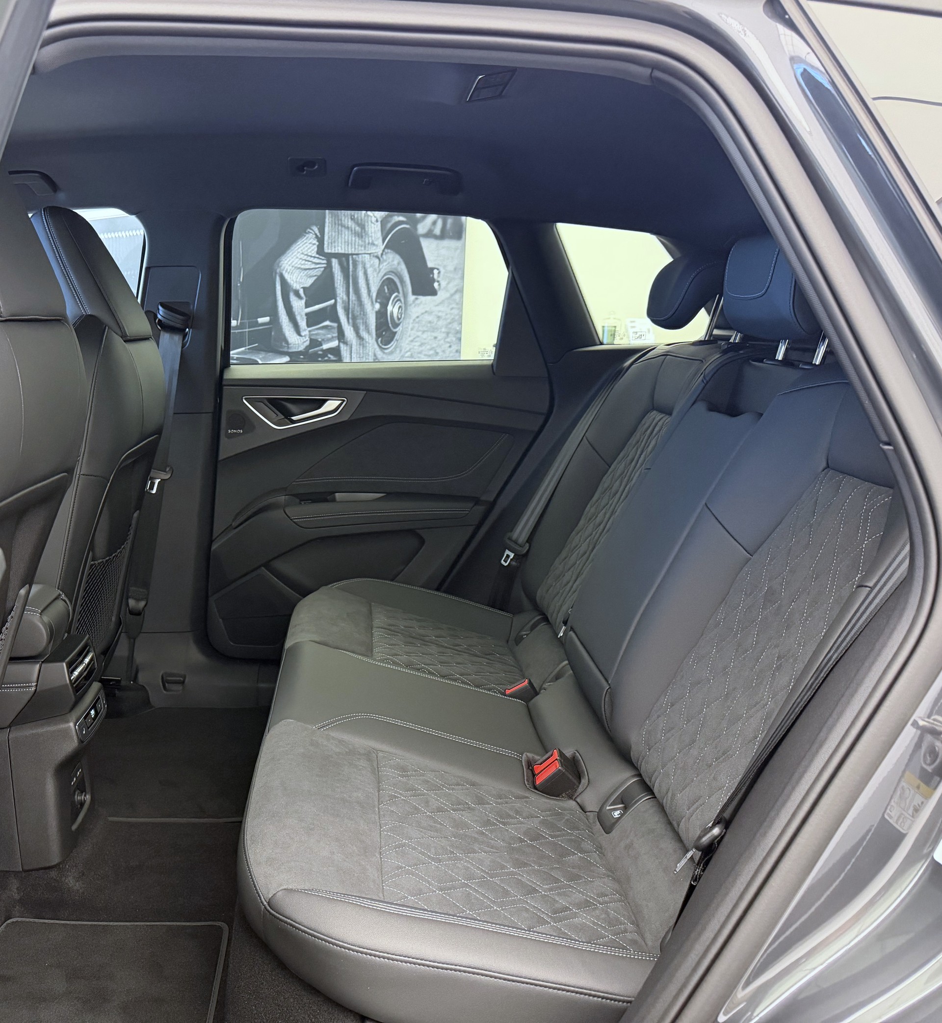 AUDI Q4 e-tron SUV quattro performance Swiss Ski-image-19