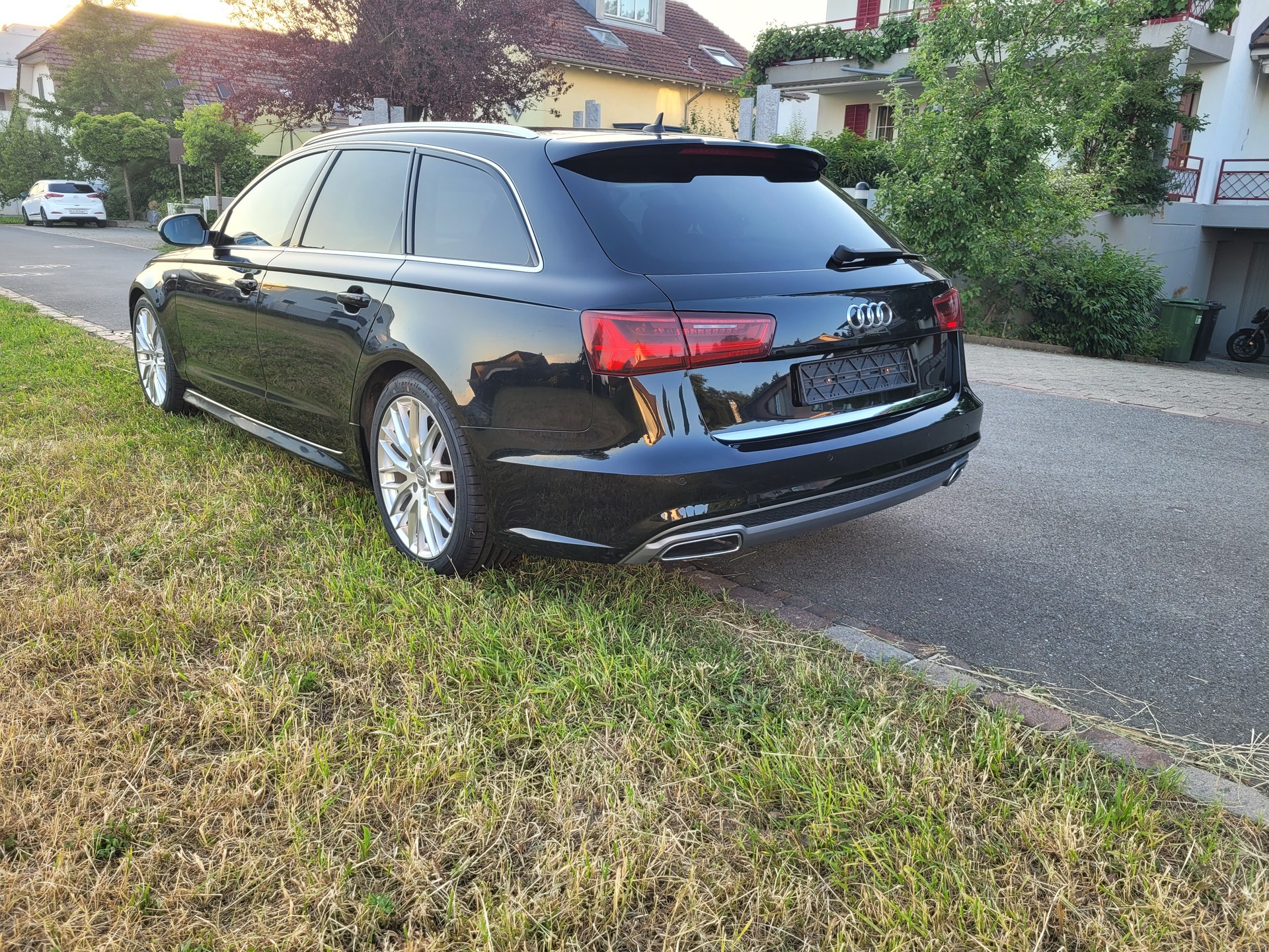AUDI Avant 2.0 TDI S-Line HANDSCHALTUNG-image-1