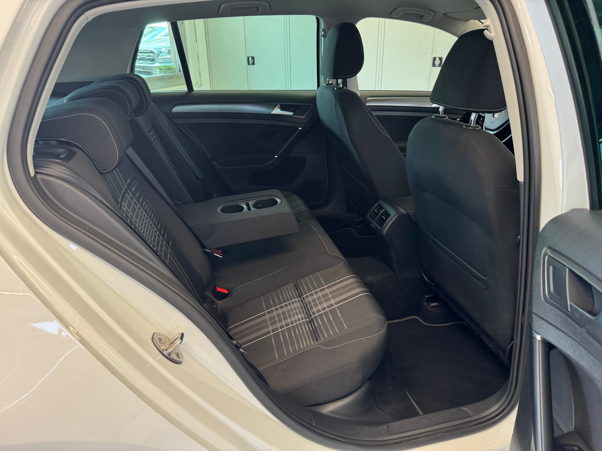 VW Golf 1.4 TSI Lounge-image-12