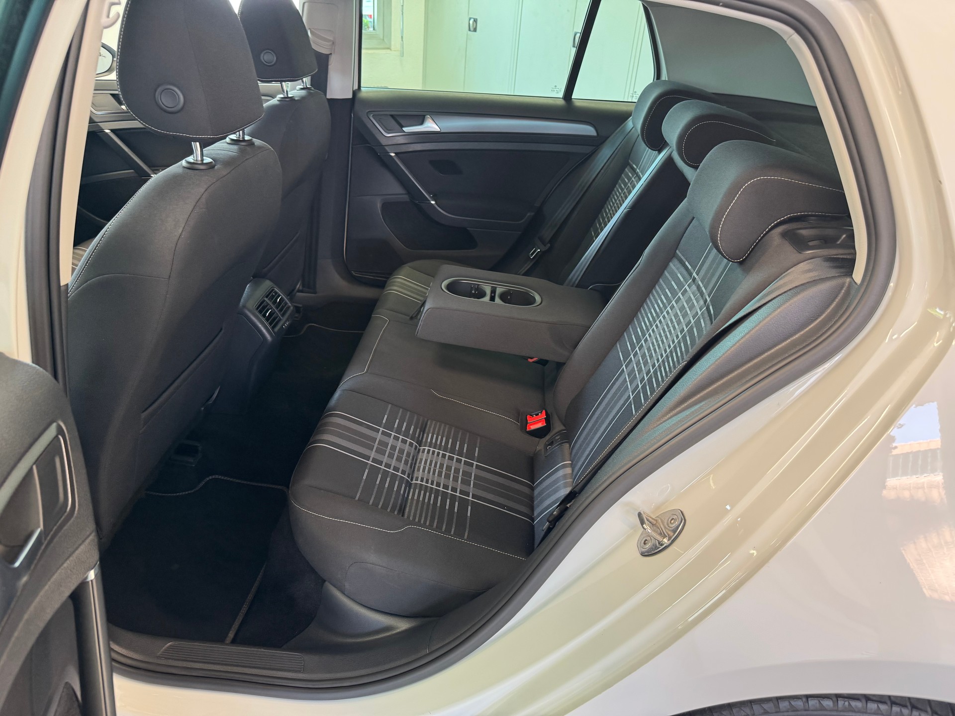 VW Golf 1.4 TSI Lounge-image-13