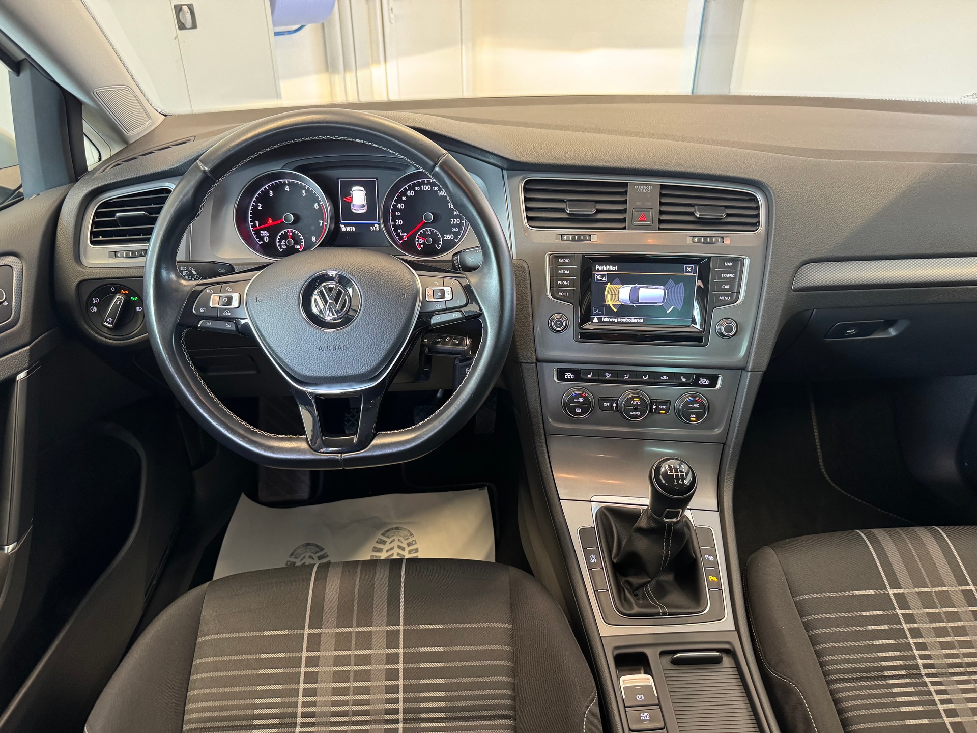 VW Golf 1.4 TSI Lounge-image-8