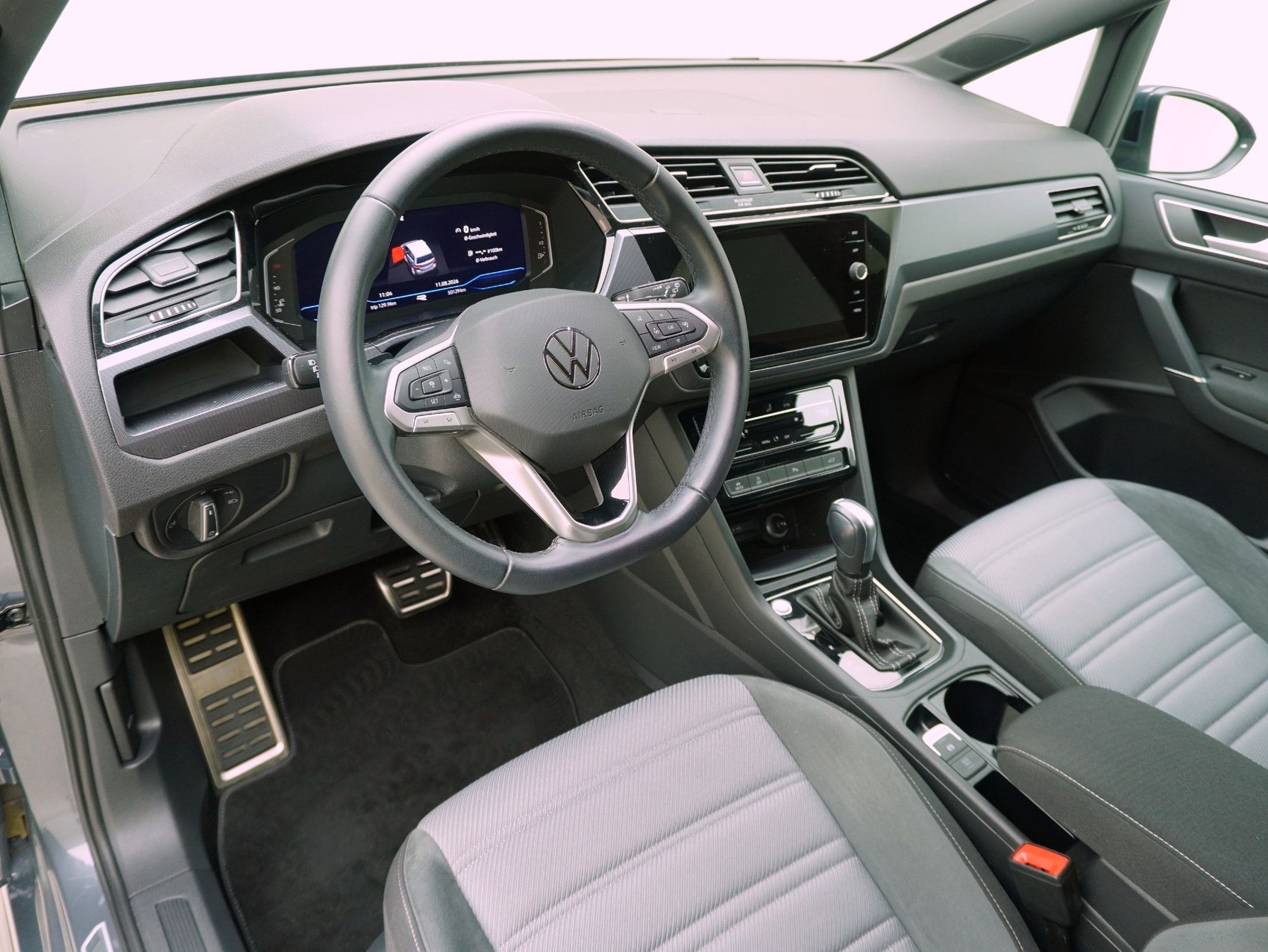VW Touran 1.5 TSI DSG R-Line-image-9