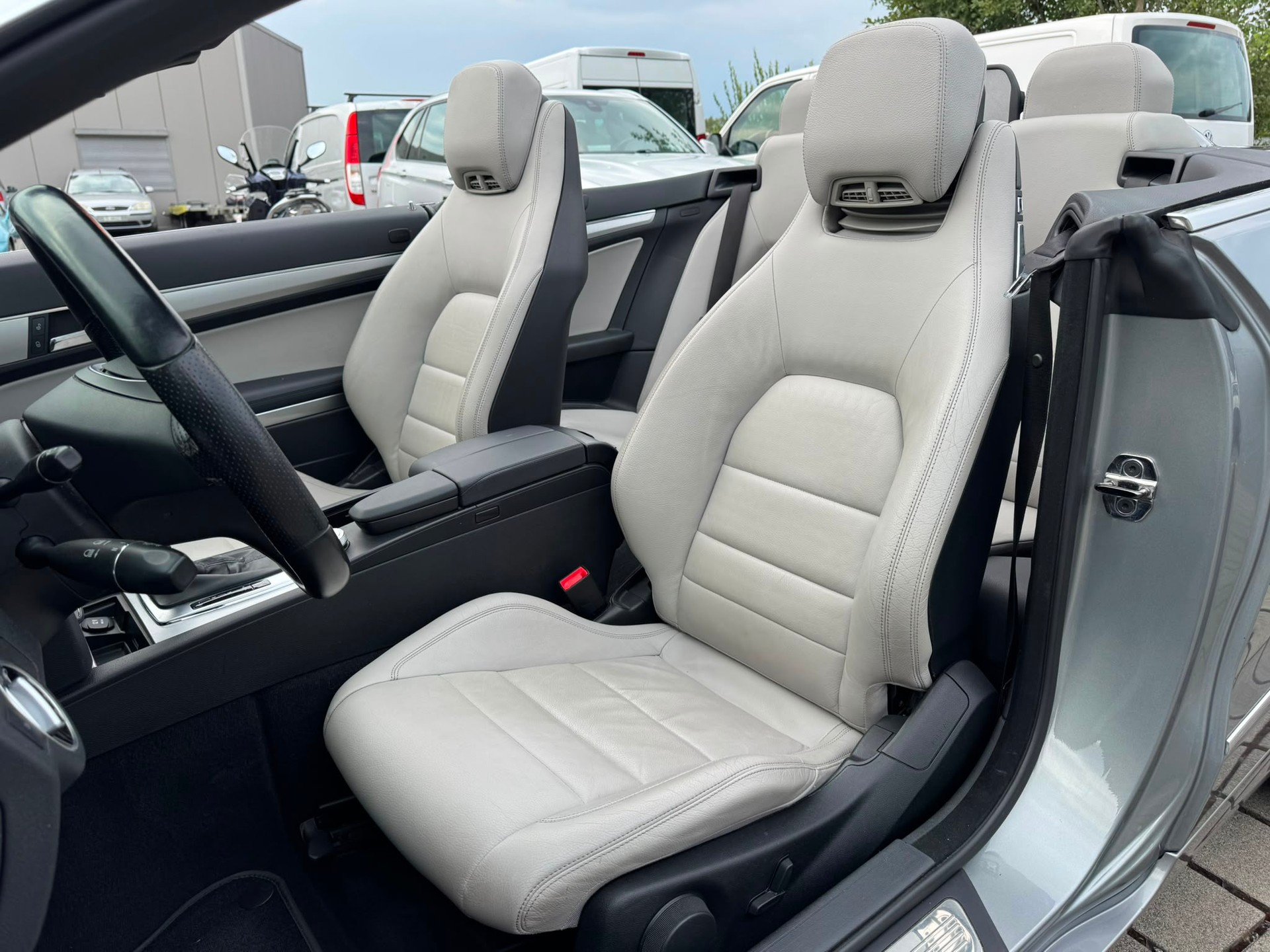 MERCEDES-BENZ E 200 CGI BlueEfficiency 7G-Tronic-image-13