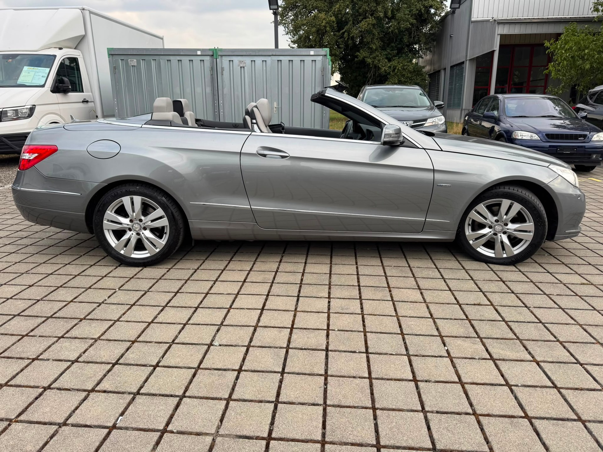 MERCEDES-BENZ E 200 CGI BlueEfficiency 7G-Tronic-image-4