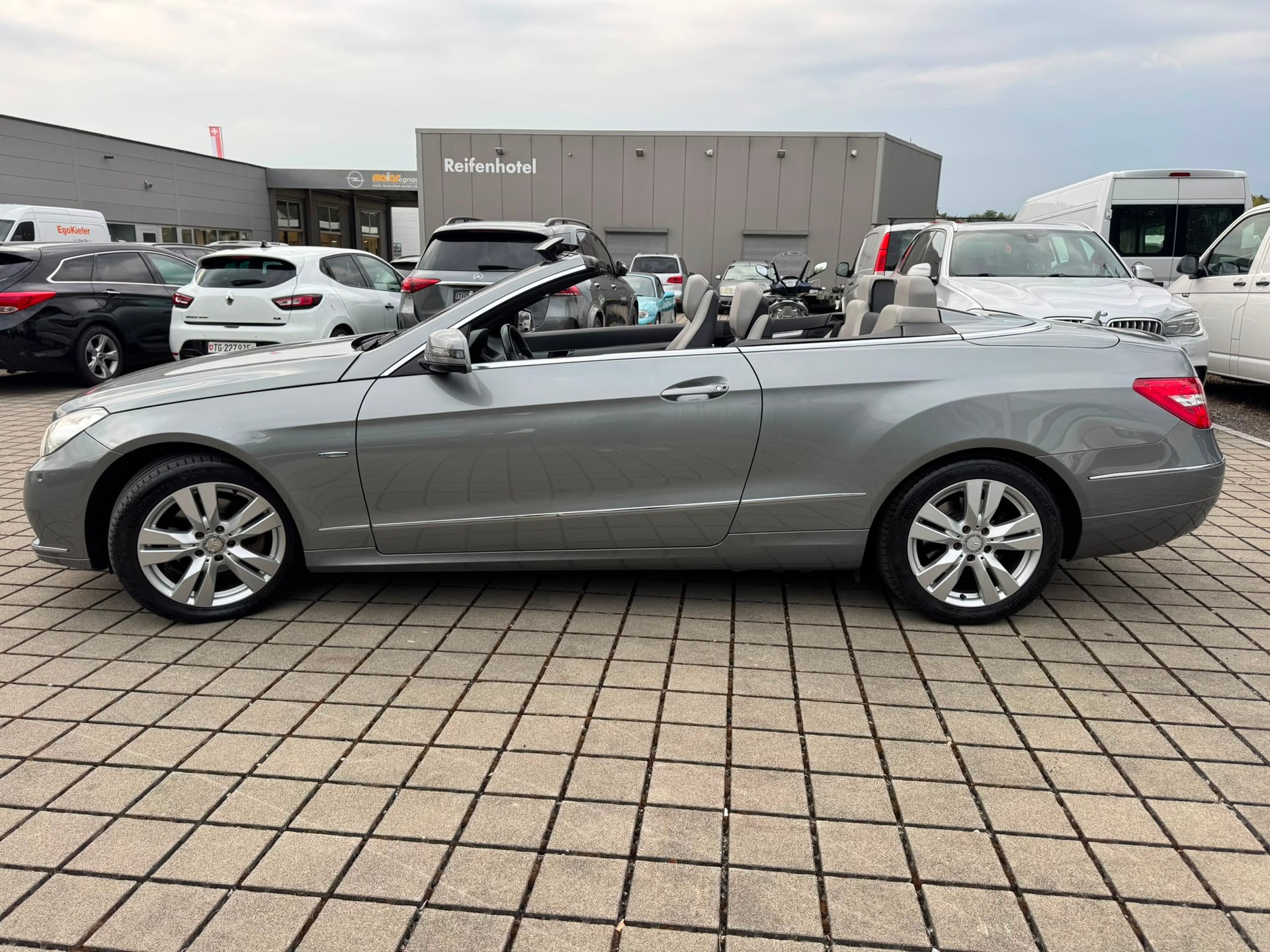 MERCEDES-BENZ E 200 CGI BlueEfficiency 7G-Tronic-image-3