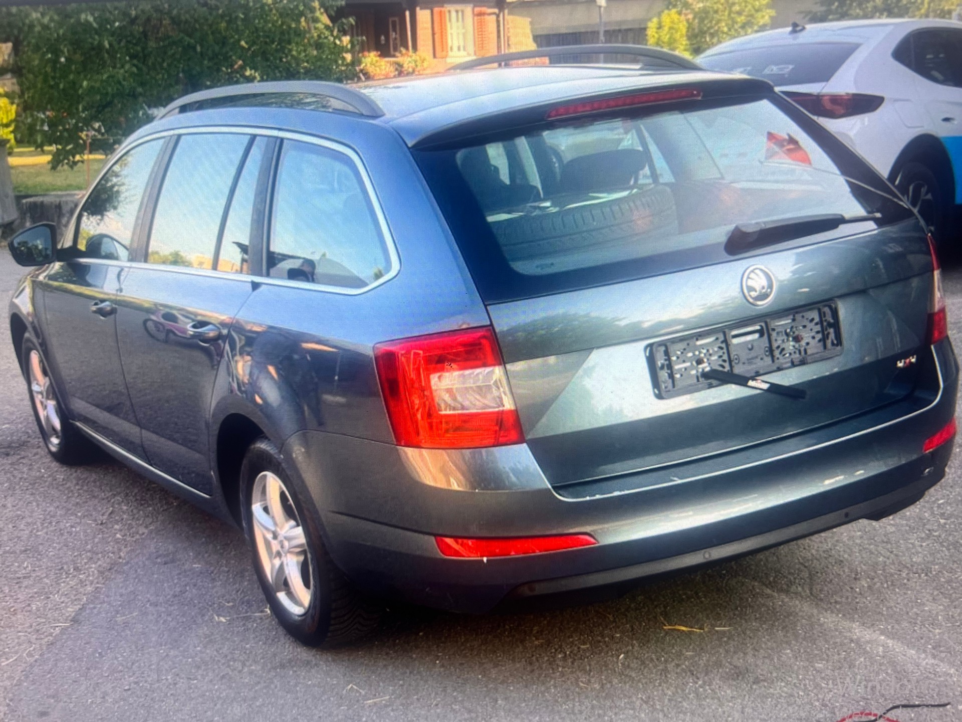 SKODA Octavia Combi 1.6 TDI GreenLine-image-3