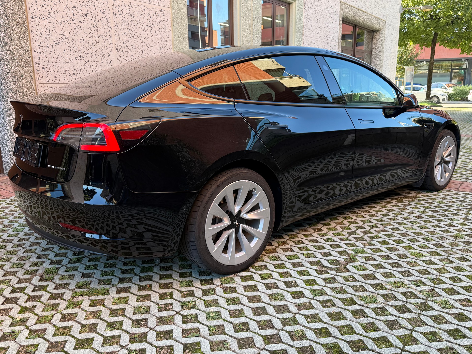 TESLA Model 3 Long Range Dual Motor AWD-image-4