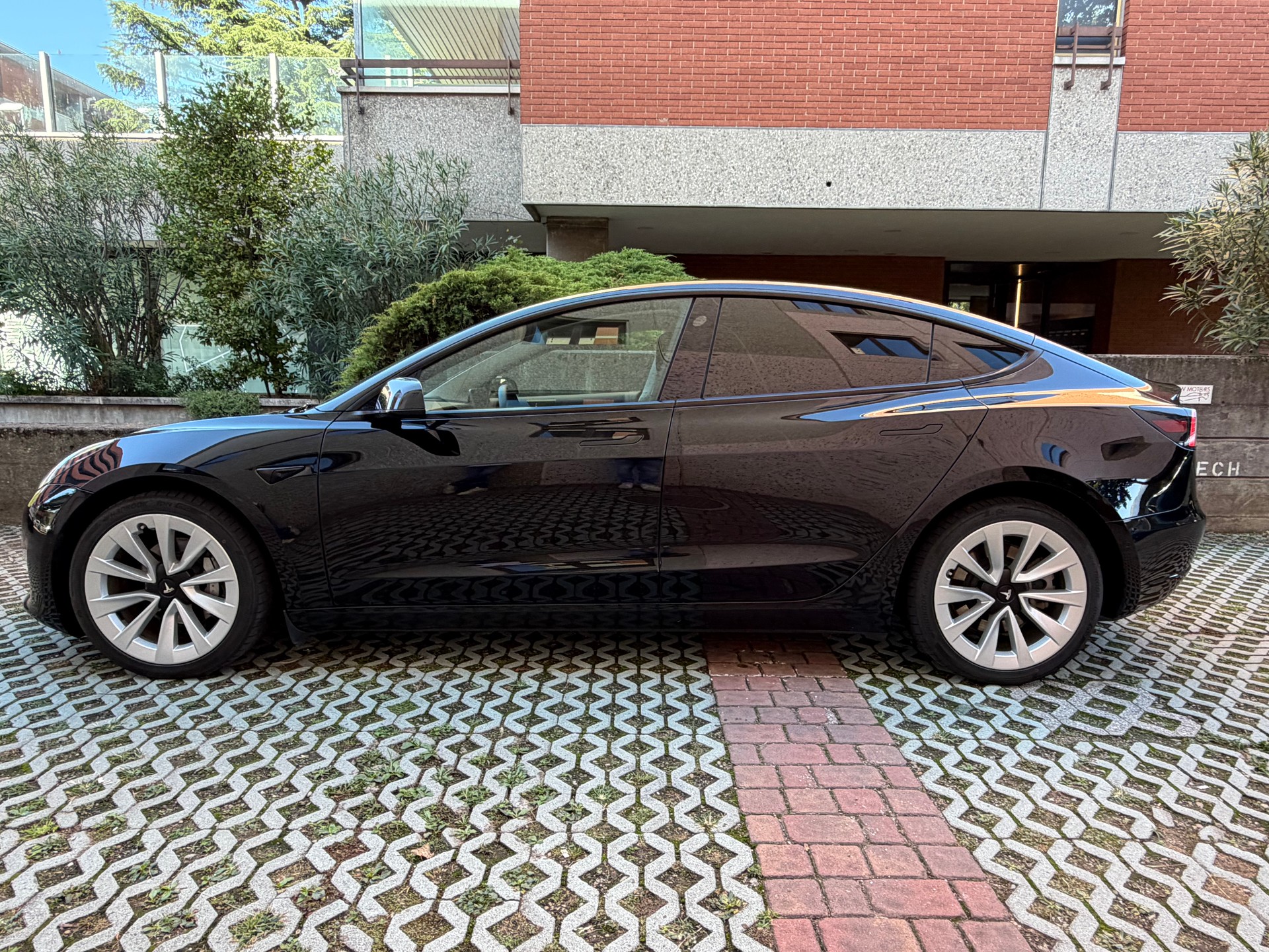 TESLA Model 3 Long Range Dual Motor AWD-image-3