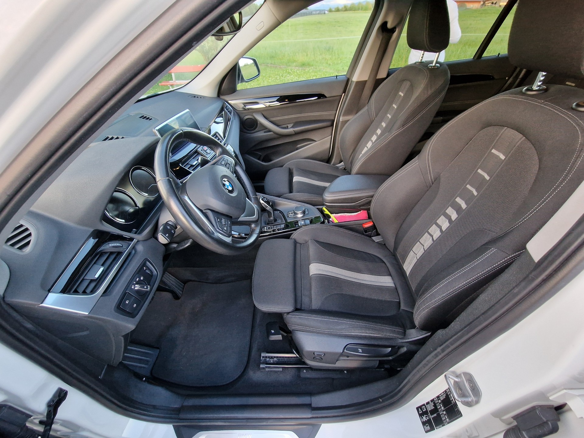 BMW 18d xDrive-image-4