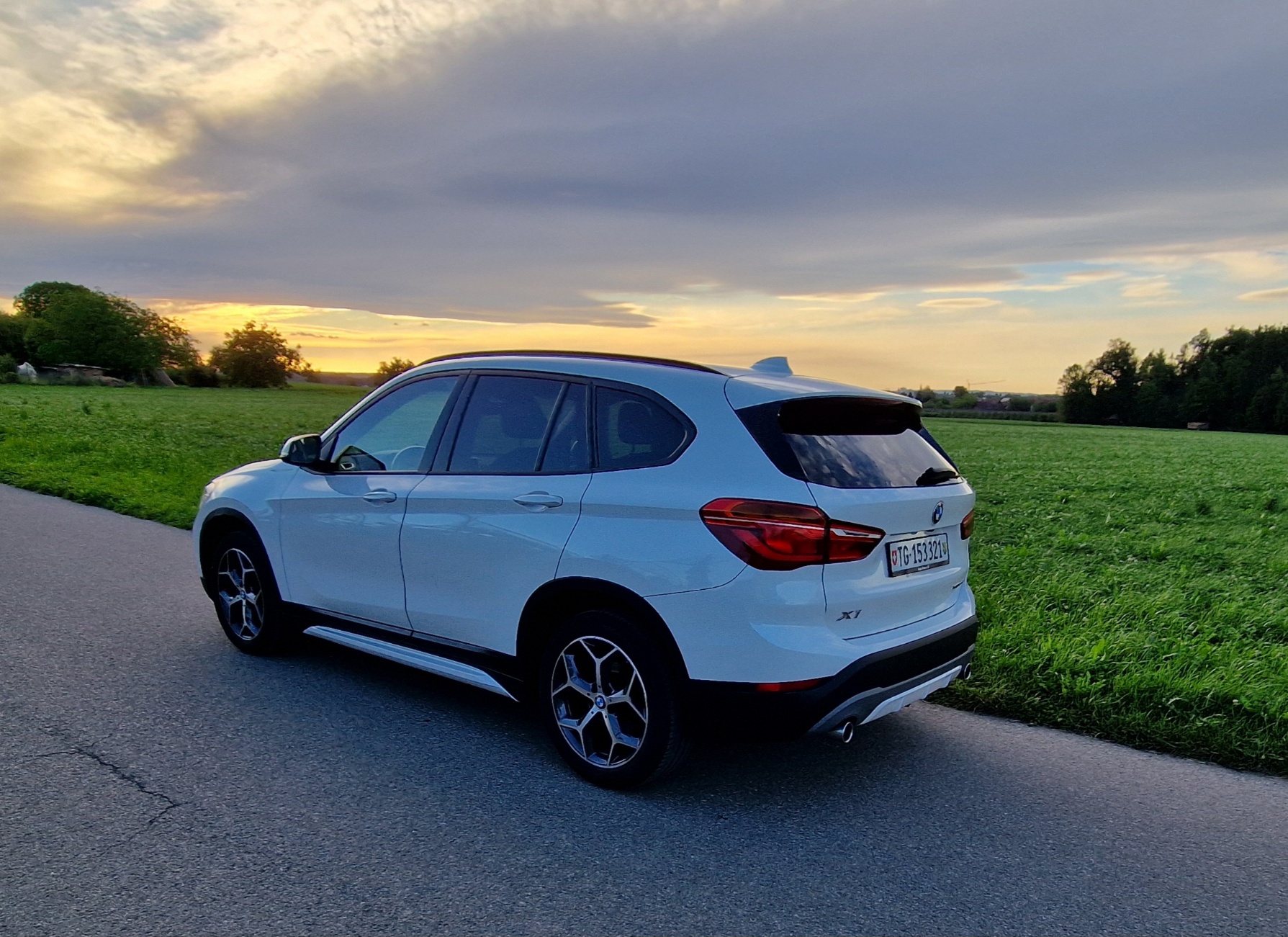 BMW 18d xDrive-image-0