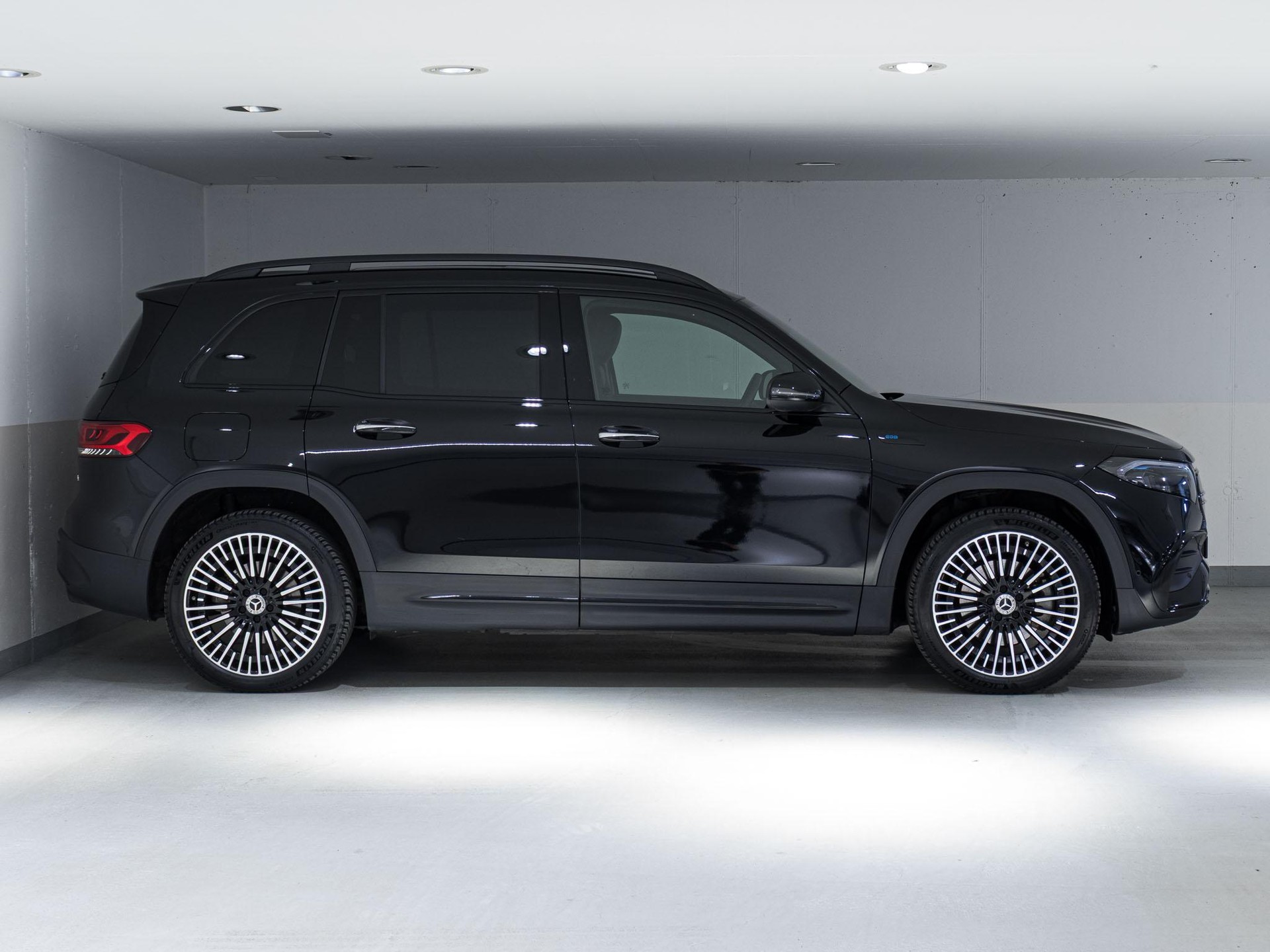 MERCEDES-BENZ EQB 300 4MATIC-image-1