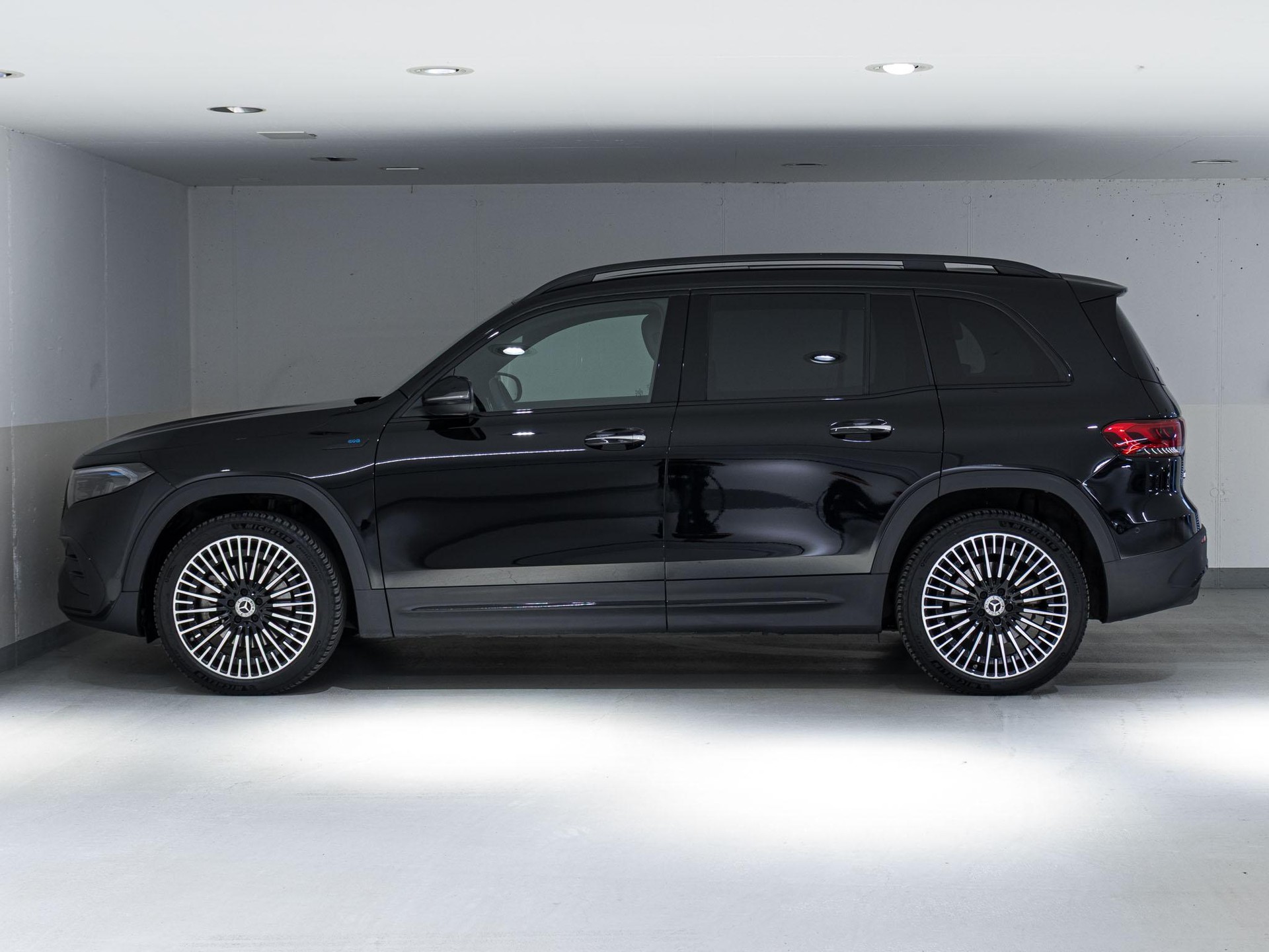 MERCEDES-BENZ EQB 300 4MATIC-image-4