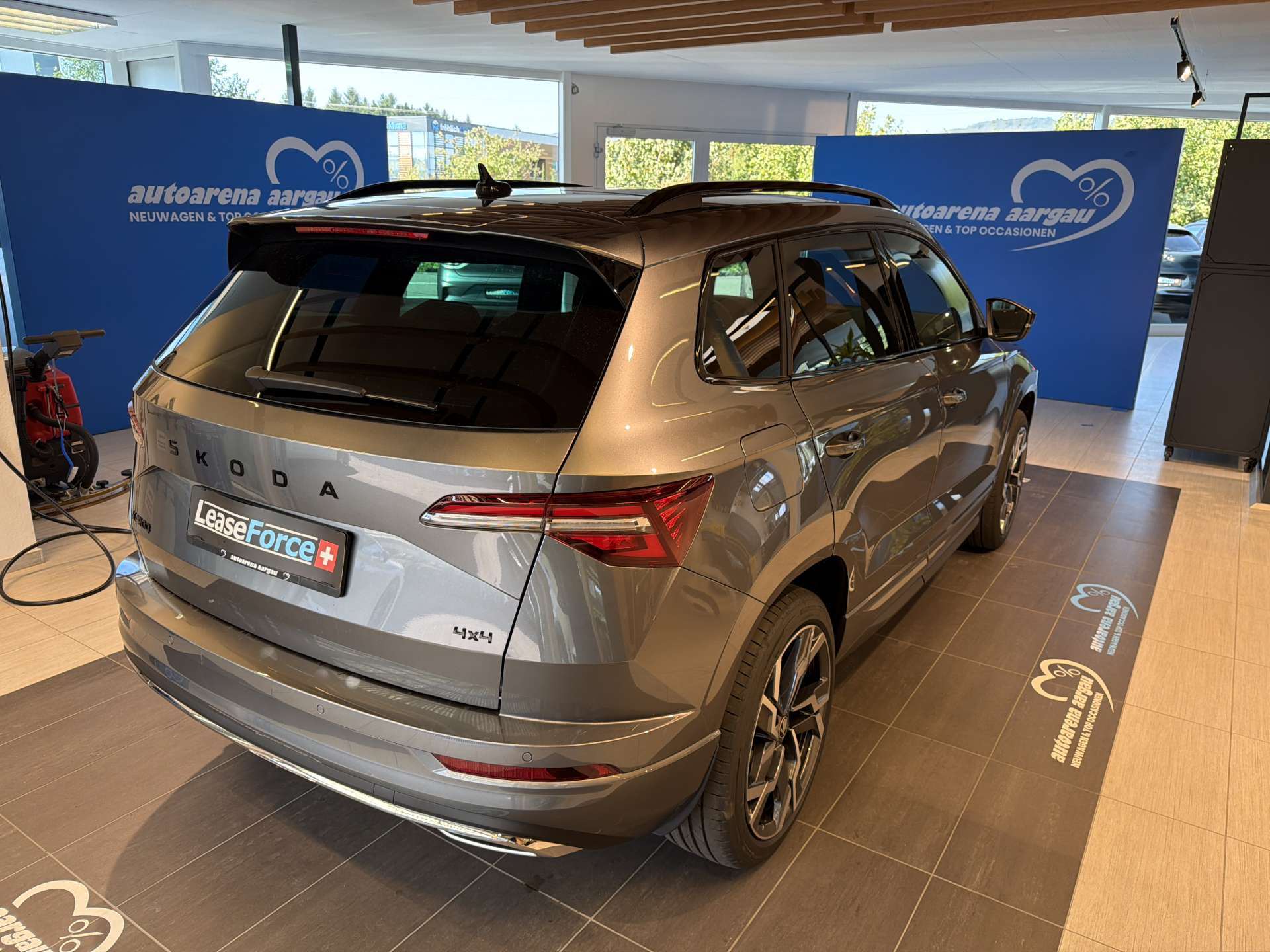 SKODA Karoq 2.0 TSi SportLine 4x4 DSG-Automat-image-2