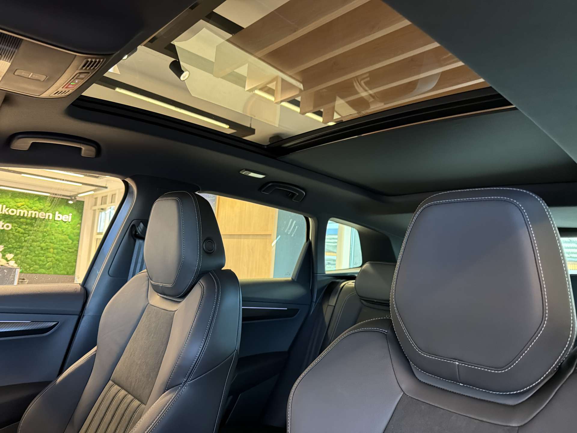 SKODA Karoq 2.0 TSi SportLine 4x4 DSG-Automat-image-14