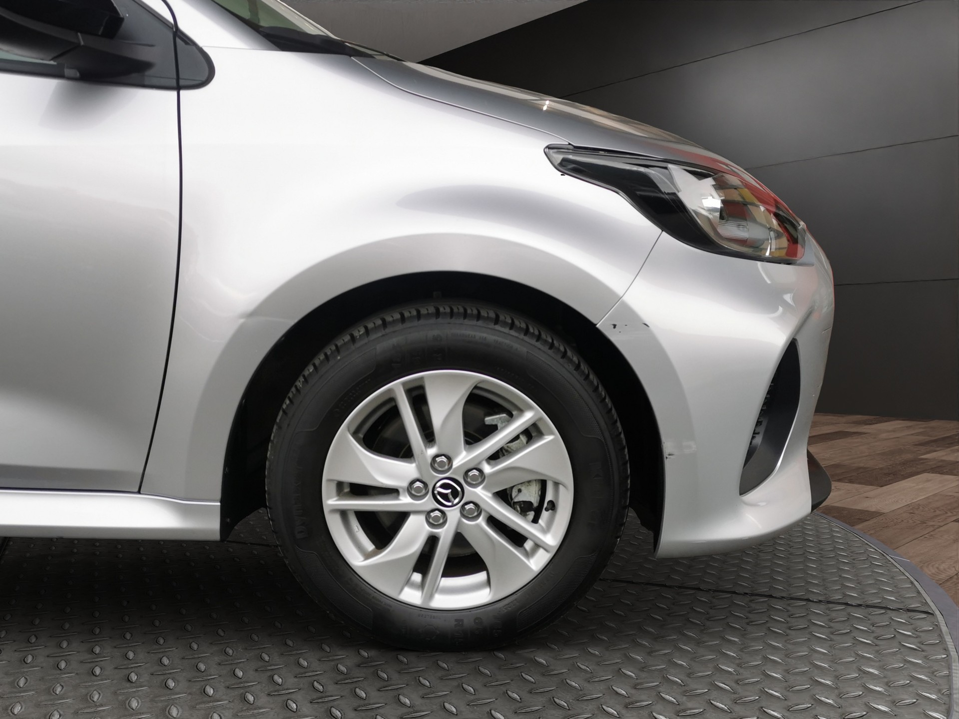 MAZDA 2 Hybrid Centre-line-showroom-element-3