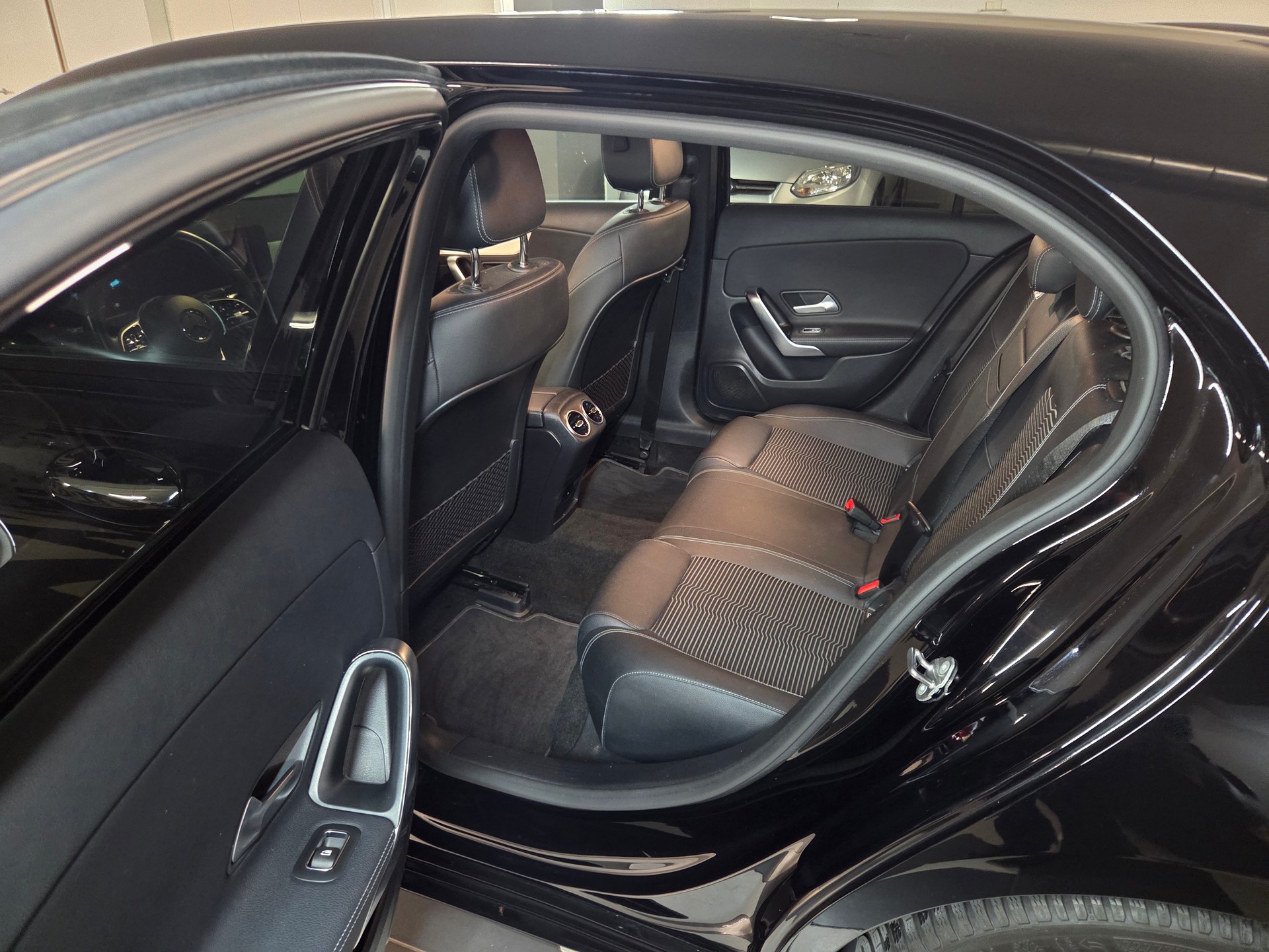 MERCEDES-BENZ A 180 AMG Line 7G-DCT-image-10