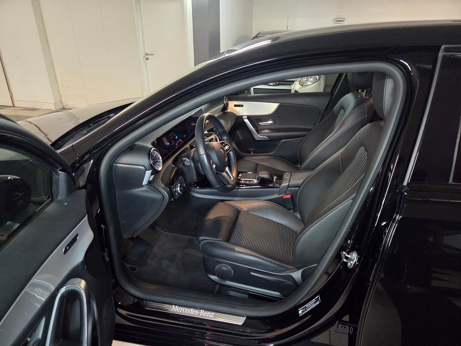 MERCEDES-BENZ A 180 AMG Line 7G-DCT-image-8