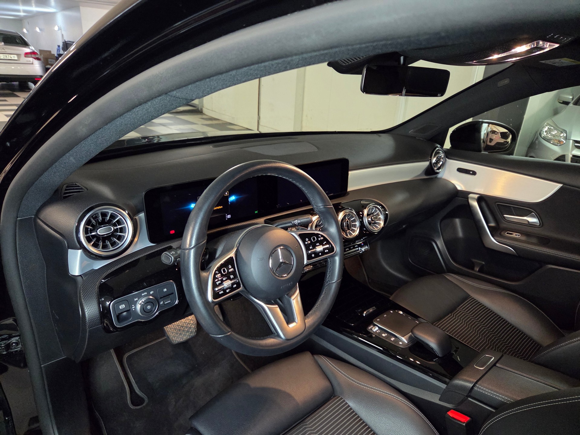 MERCEDES-BENZ A 180 AMG Line 7G-DCT-image-9