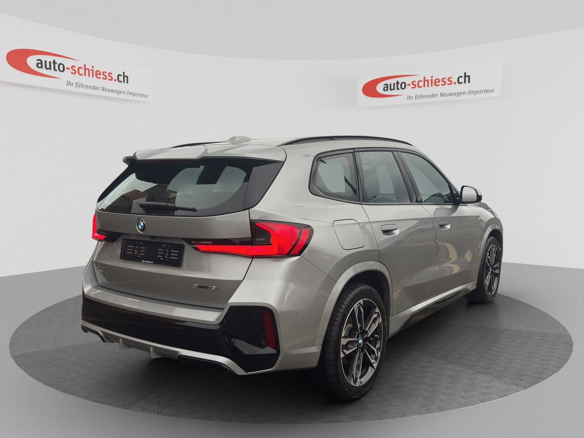 BMW X1 sDrive 18i M Sport Pro Shadow Line-image-4